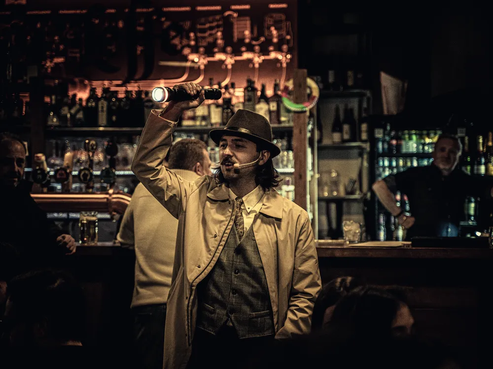 Il detective al bancone